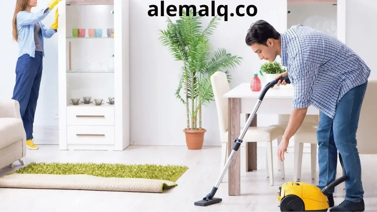 عاملات نظافة بالساعة في أم القيوين