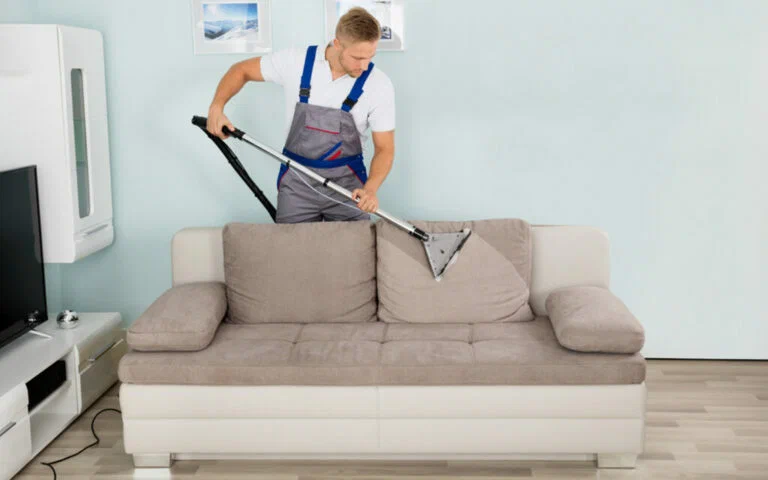 حيل جديدة لتنظيف الكنب من البقع: